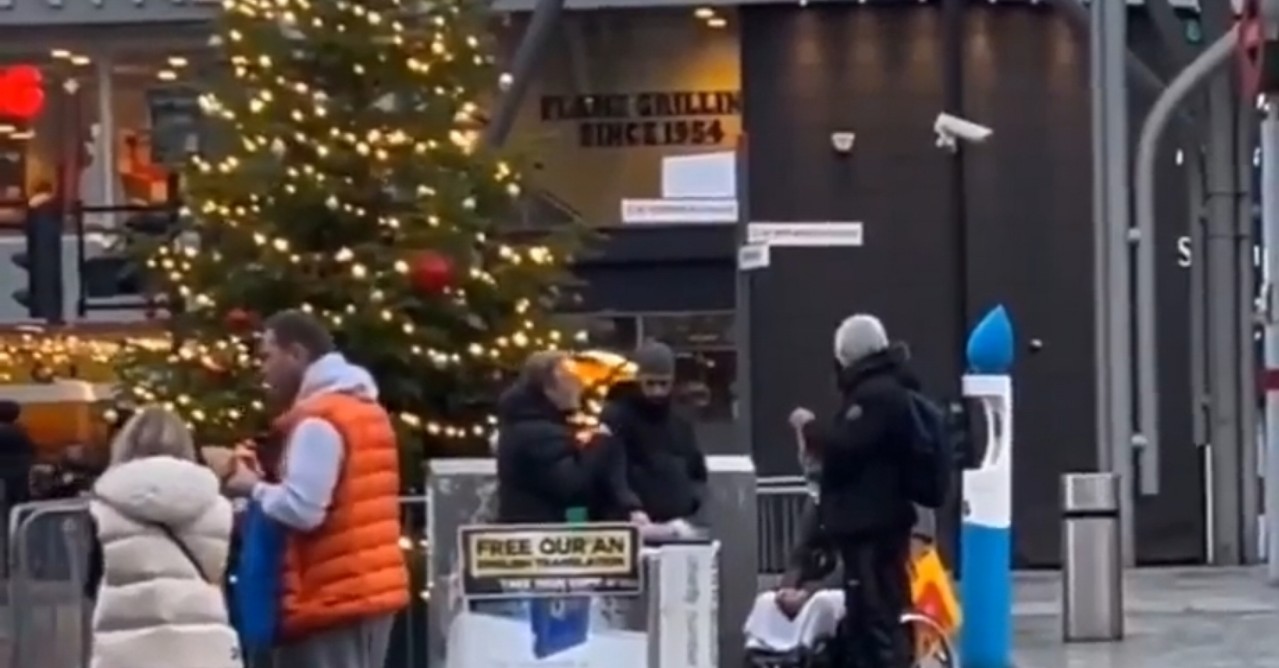 Londra Corano sotto albero di Natale