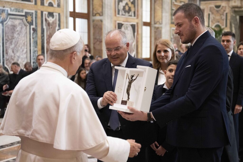 Maestri orafi affidato papa leone xiv