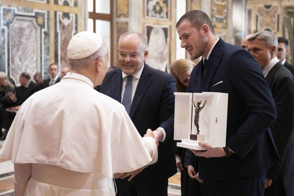 Maestri orafi affidato papa leone xiv
