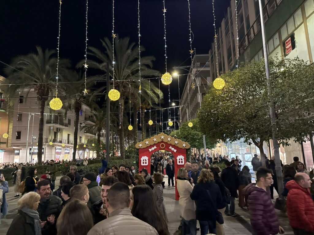 La magia del Natale avvolge Messina tra spettacoli, mercatini natalizi e luci colorate | FOTO