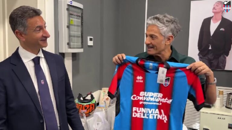 Il Catania incontra Rosario Fiorello. E gli fa un regalo speciale: “è troppu bella” | VIDEO