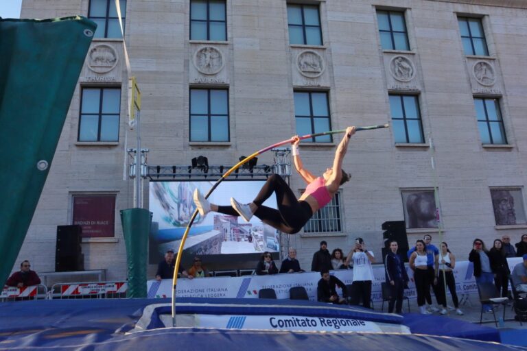 Reggio Calabria, salto con l’asta a Piazza De Nava: spettacolare evento di fronte al Museo dei Bronzi | INTERVISTA