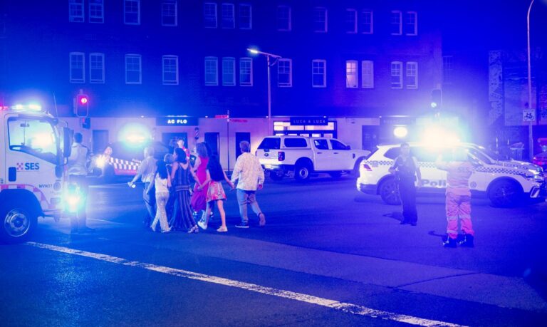 Strage in Australia, sparatoria durante le celebrazioni per Hanukkah: “almeno 10 morti”