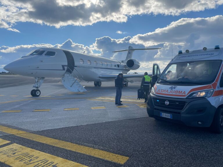 Volo salva-vita dell’Aeronautica Militare: 40enne trasferito d’urgenza da Lamezia a Torino