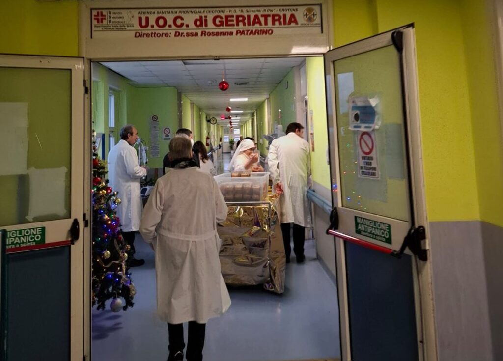 Visita dell’Arcivescovo Torriani all’Ospedale San Giovanni di Dio di Crotone per gli auguri di Natale