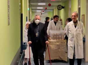 Visita dell’Arcivescovo Torriani all’Ospedale San Giovanni di Dio di Crotone per gli auguri di Natale