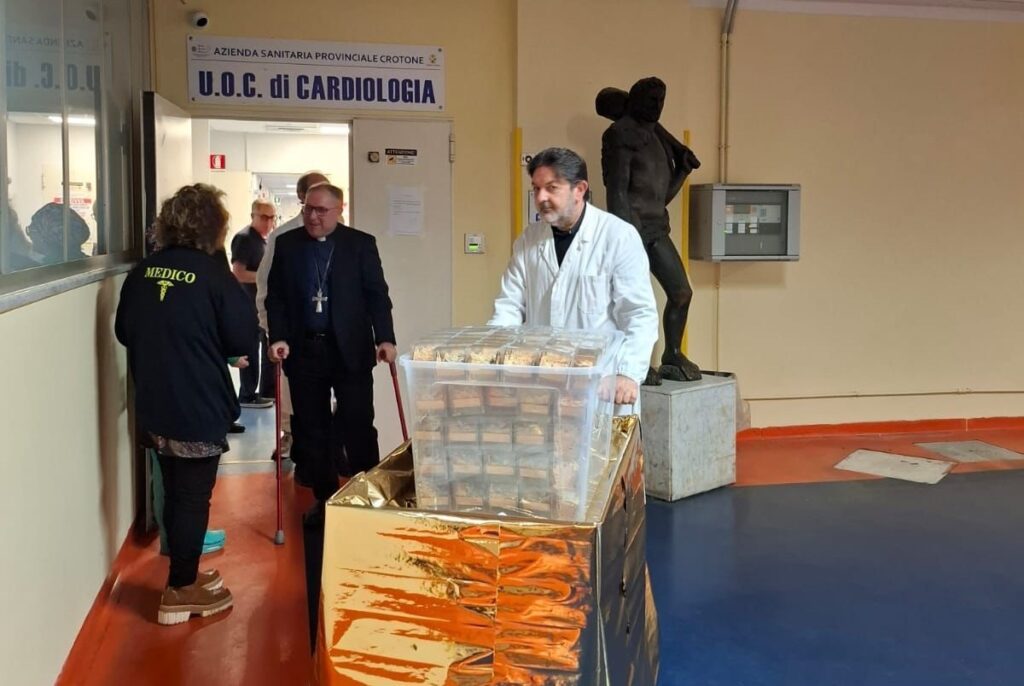 Visita dell’Arcivescovo Torriani all’Ospedale San Giovanni di Dio di Crotone per gli auguri di Natale