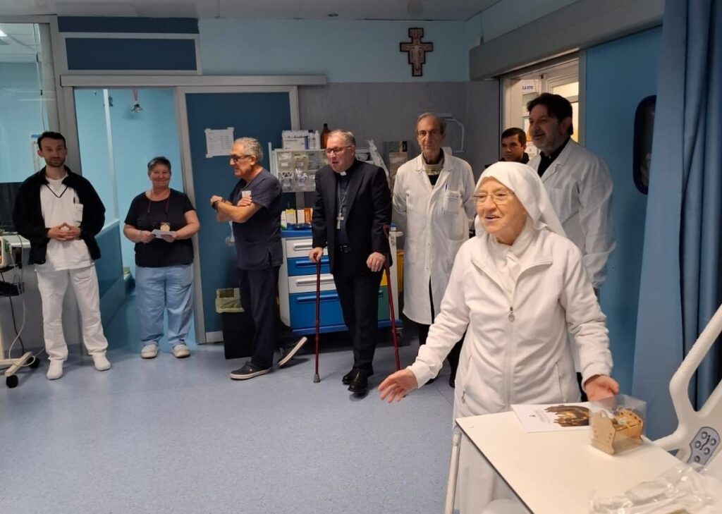 Visita dell’Arcivescovo Torriani all’Ospedale San Giovanni di Dio di Crotone per gli auguri di Natale