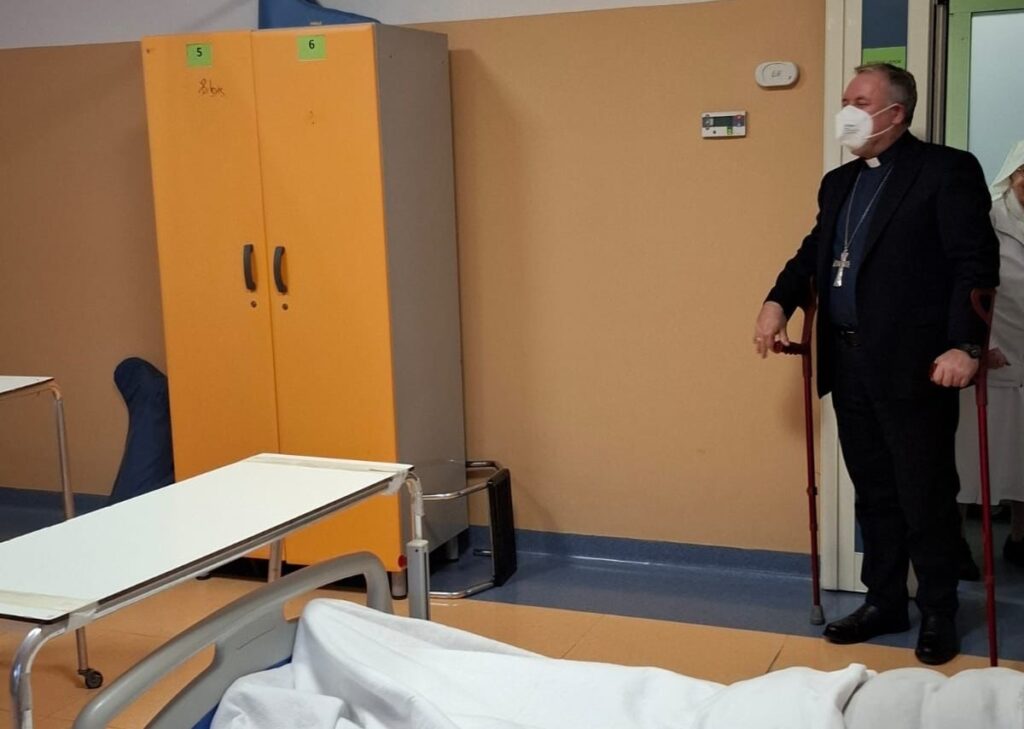 Visita dell’Arcivescovo Torriani all’Ospedale San Giovanni di Dio di Crotone per gli auguri di Natale