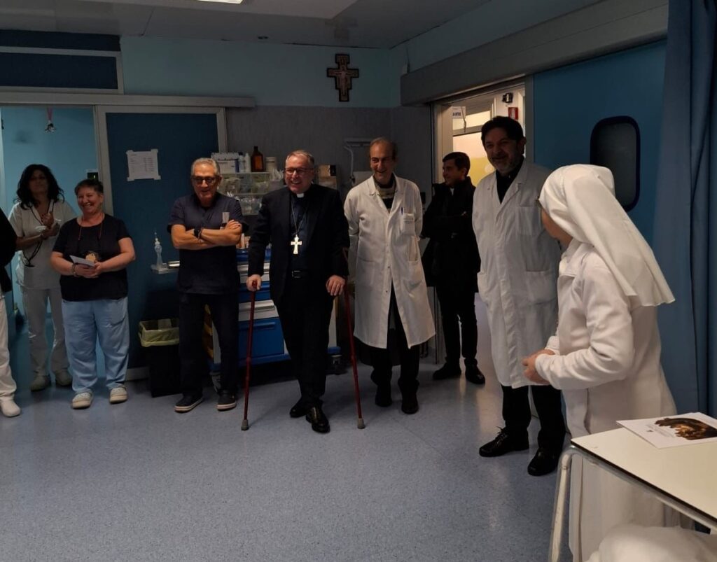 Visita dell’Arcivescovo Torriani all’Ospedale San Giovanni di Dio di Crotone per gli auguri di Natale