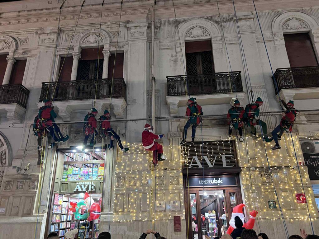 babbo natale e gli elfi sul corso garibaldi
