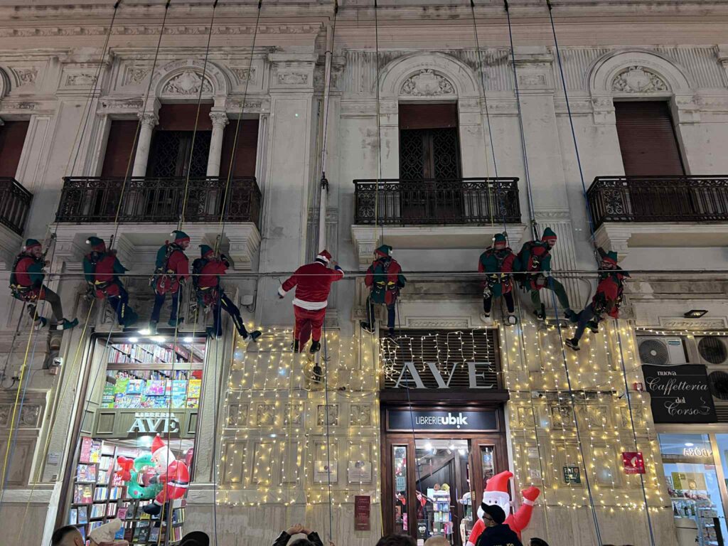 babbo natale e gli elfi sul corso garibaldi