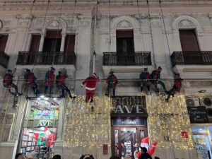 babbo natale e gli elfi sul corso garibaldi