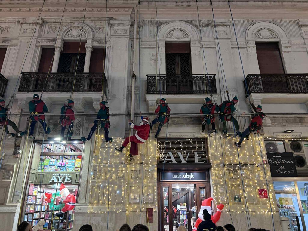 babbo natale e gli elfi sul corso garibaldi