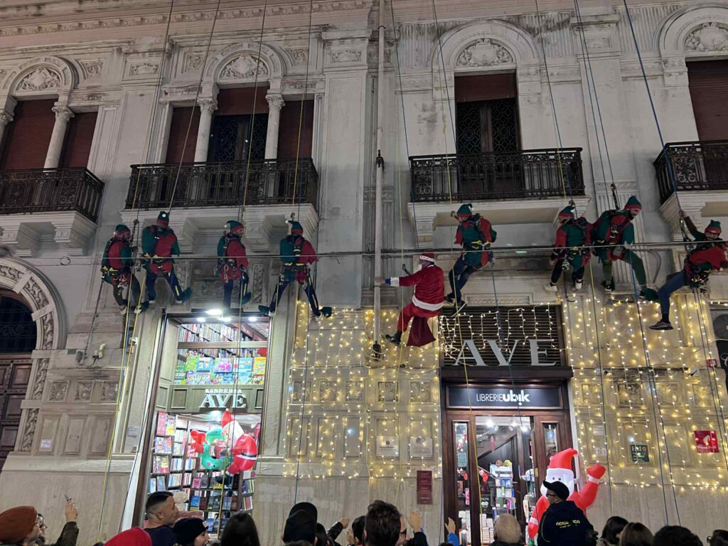 babbo natale e gli elfi sul corso garibaldi