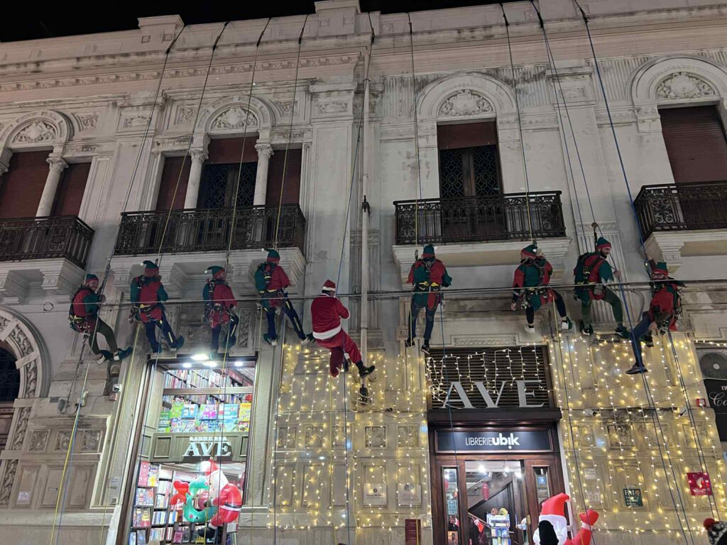babbo natale e gli elfi sul corso garibaldi