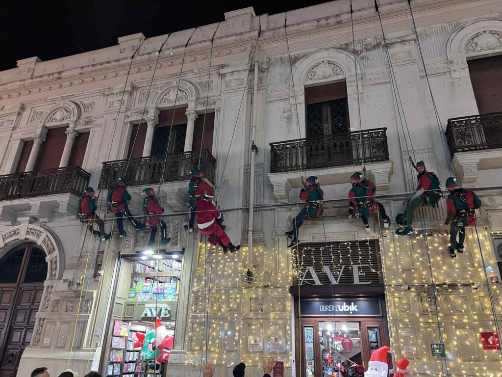 babbo natale e gli elfi sul corso garibaldi