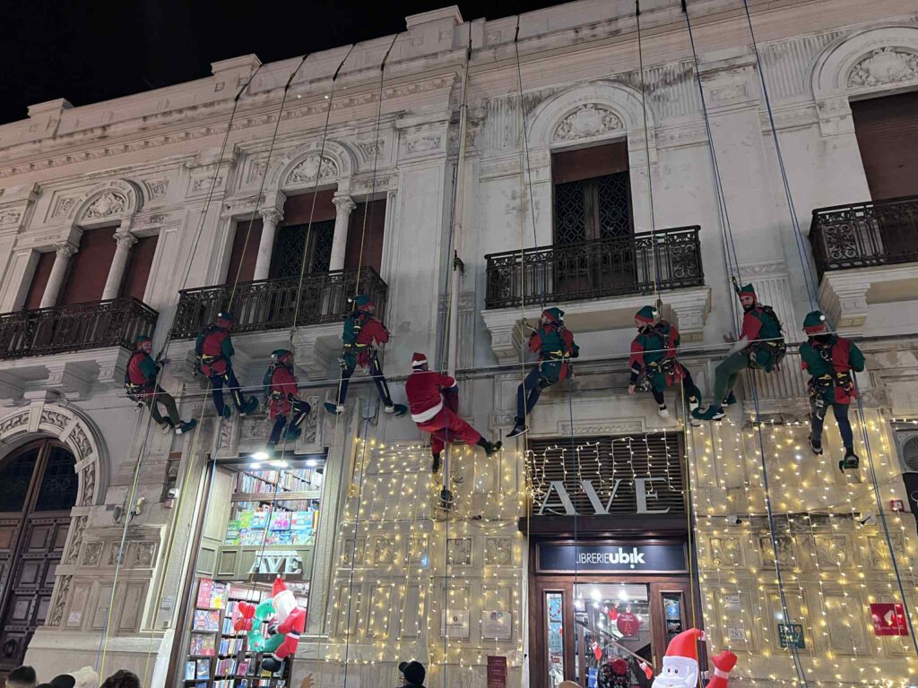 babbo natale e gli elfi sul corso garibaldi