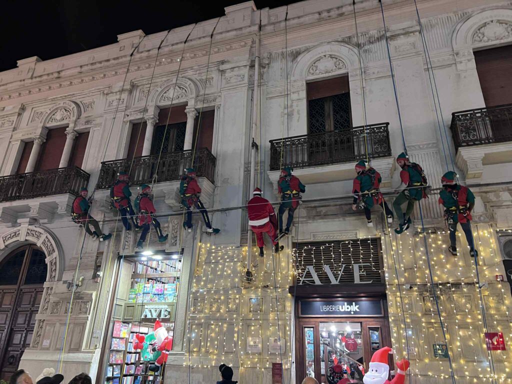 babbo natale e gli elfi sul corso garibaldi