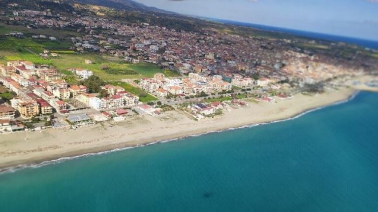 Crotone, sequestrato immobile abusivo a pochi metri dalla costa