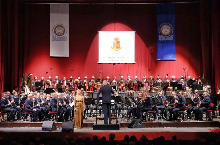 Reggio Calabria, serata di pura magia al Teatro Cilea con la grande musica della Banda della Polizia per il Concerto di Natale dell’Università Mediterranea