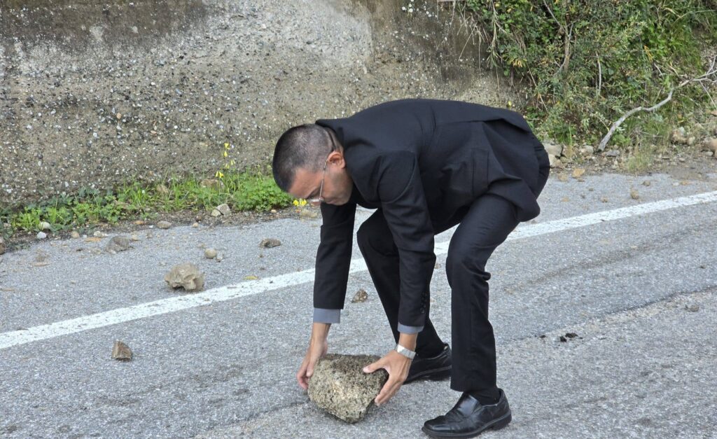 don zampaglione toglie un masso dalla strada a montebello
