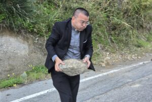 don zampaglione toglie un masso dalla strada a montebello