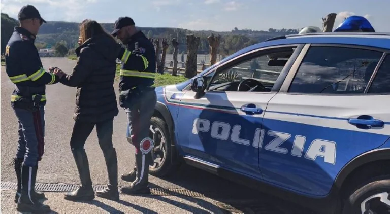Tenta il suicidio sull’A18 Messina-Catania: salvata dagli agenti della stradale