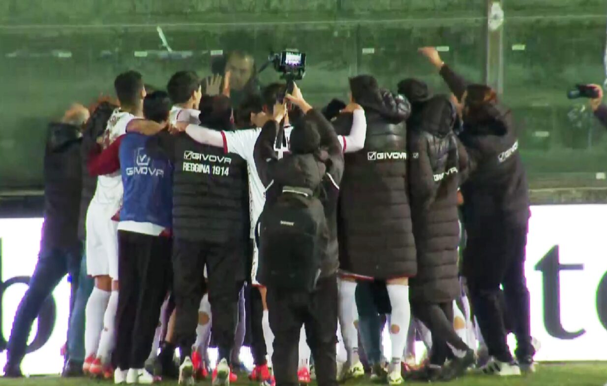 esultanza Reggina dopo vittoria a Sambiase