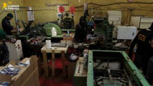fabbrica di sigarette clandestine