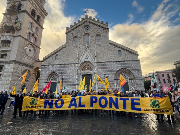Ponte sullo Stretto, Legambiente: “Schifani e Occhiuto ritirino il sostegno delle Regioni dopo il corteo di Messina”
