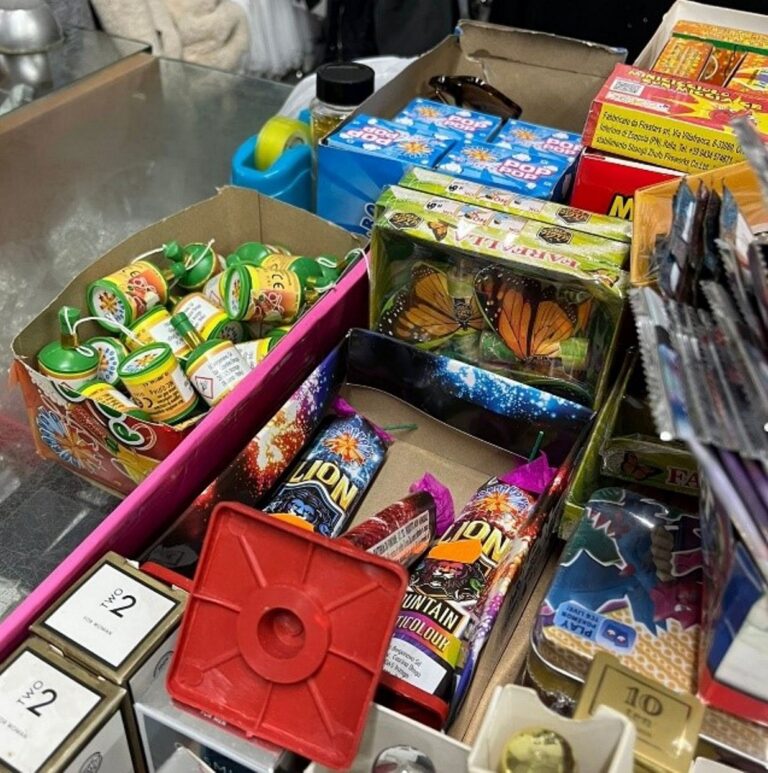 Crotone, sequestrati 65 chili di fuochi d’artificio e denunciato il titolare di un negozio