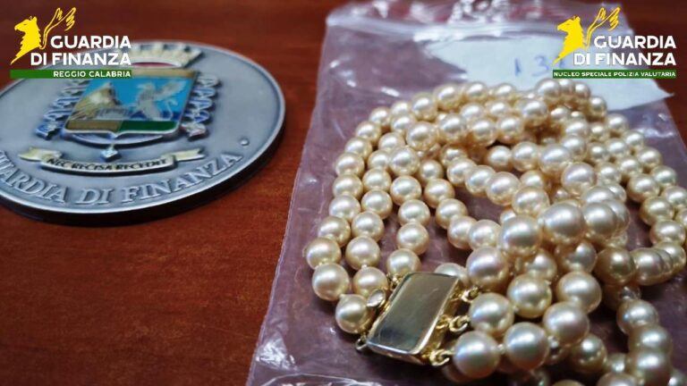 Reggio Calabria, scoperto promotore finanziario abusivo: maxi confisca di gioielli e orologi di lusso | DETTAGLI