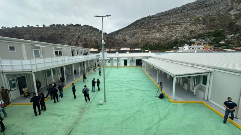 Migranti, il Consiglio UE approva il modello Albania del governo Meloni: “semplificare e accelerare i rimpatri tramite hub in altri Stati”