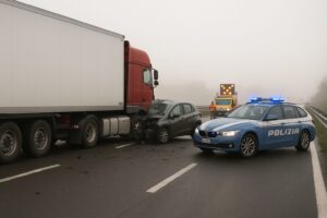incidente auto camion polizia stradale e nebbia