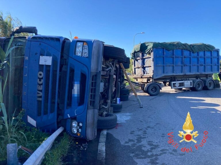 Incidente sulla SS106, autotreno si ribalta: conducente trasportato in ospedale
