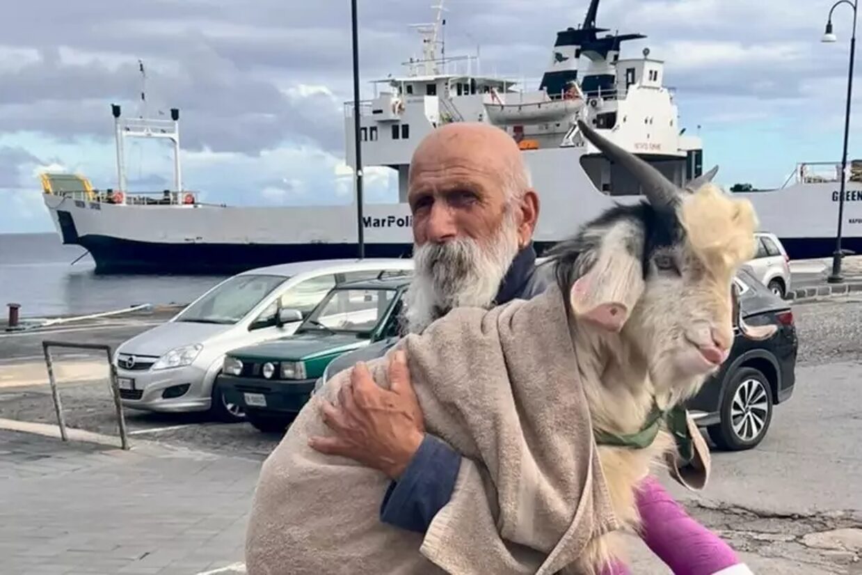pescatore salva un capretto ferito