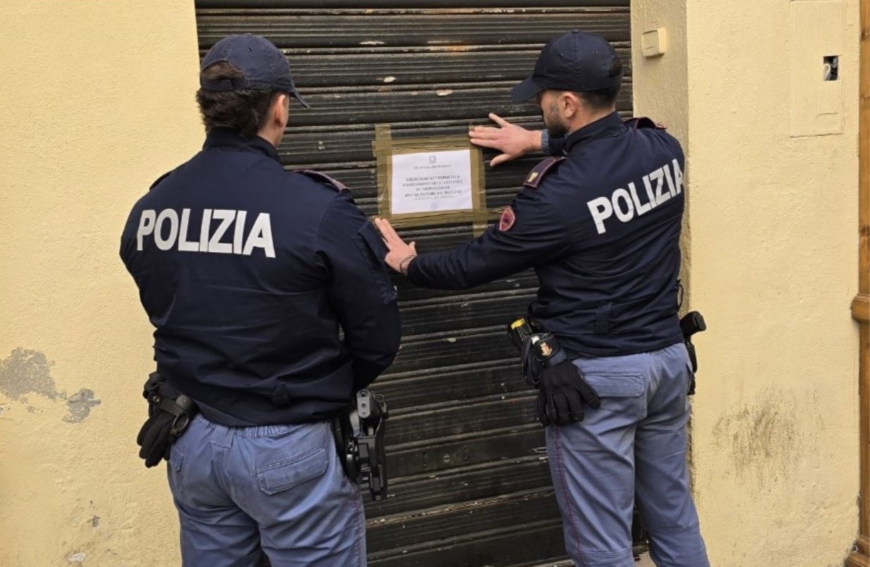polizia chiude locali