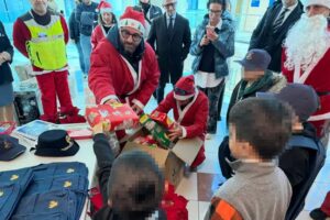 polizia porta doni ai bimbi ricoverati