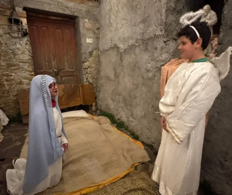 Lo sfogo di un prete di Reggio Calabria: “luci, colori, Babbo Natale e bancarelle, ma scusate… Gesù dov’è?”