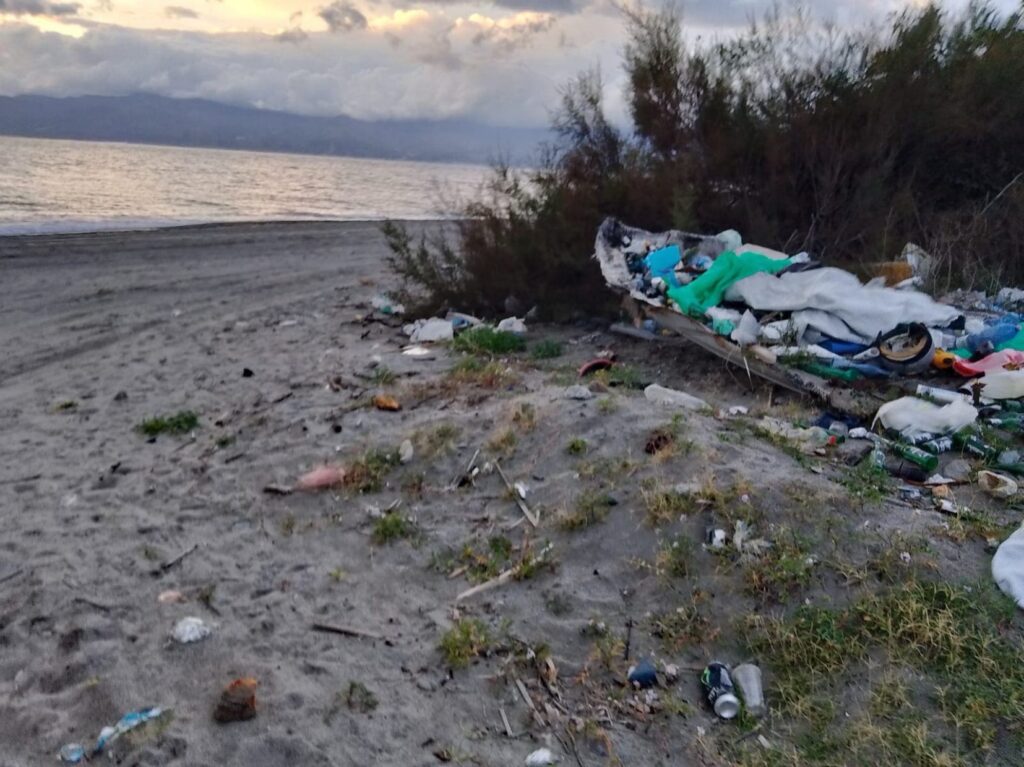 segnalazione rifiuti e degrado arghilla, modena coni e spiaggia sorgente