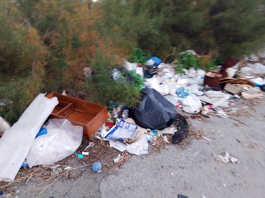 segnalazione rifiuti e degrado arghilla, modena coni e spiaggia sorgente