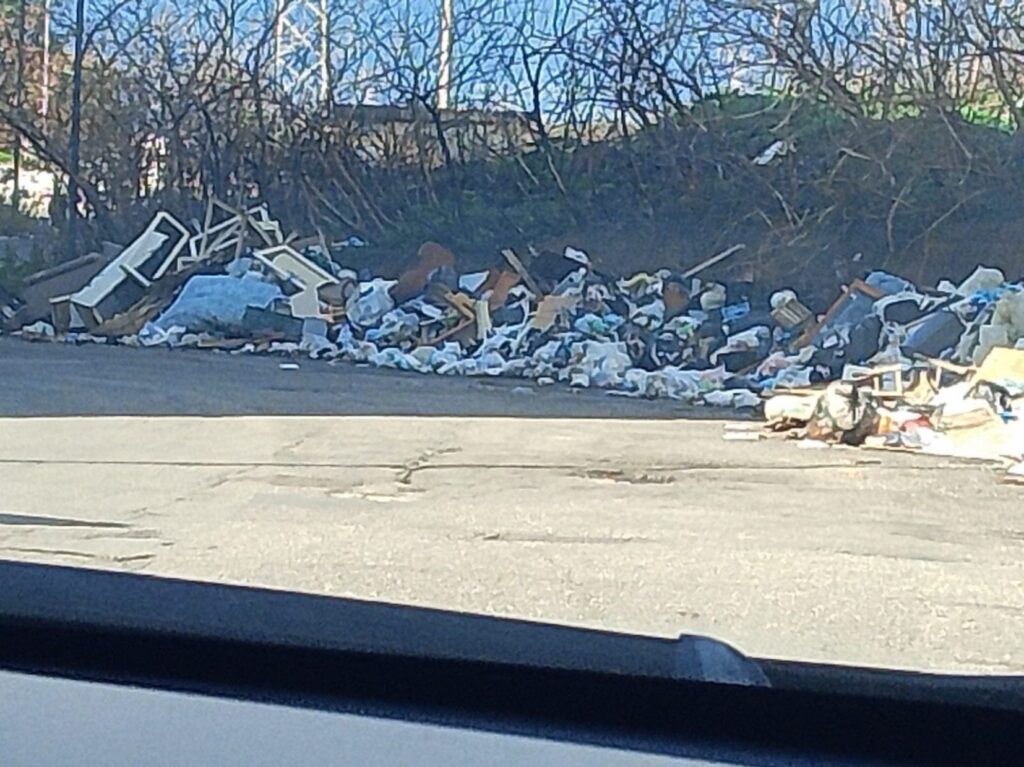 segnalazione rifiuti e degrado arghilla, modena coni e spiaggia sorgente