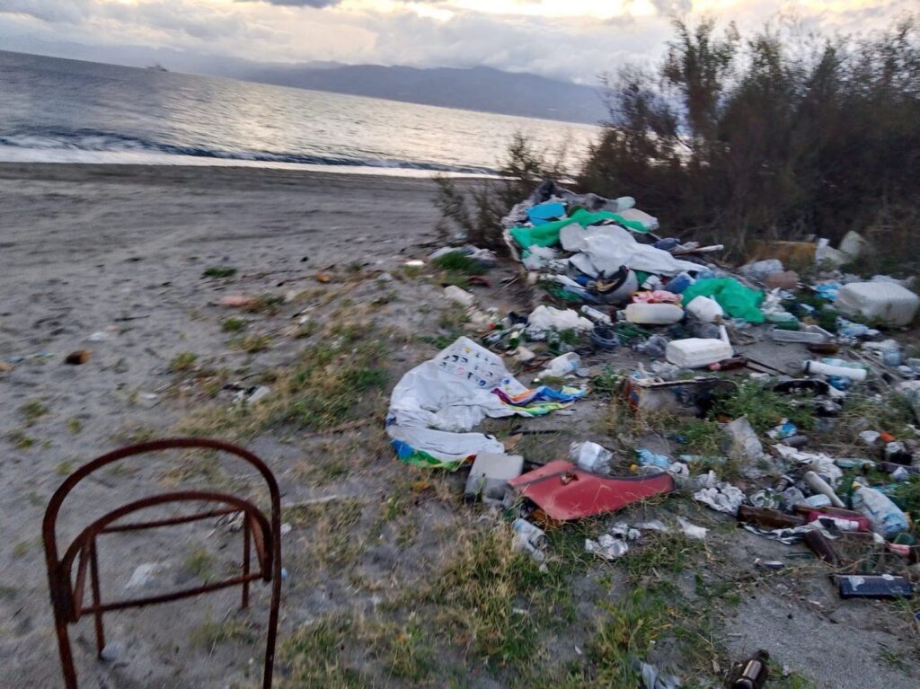 segnalazione rifiuti e degrado arghilla, modena coni e spiaggia sorgente