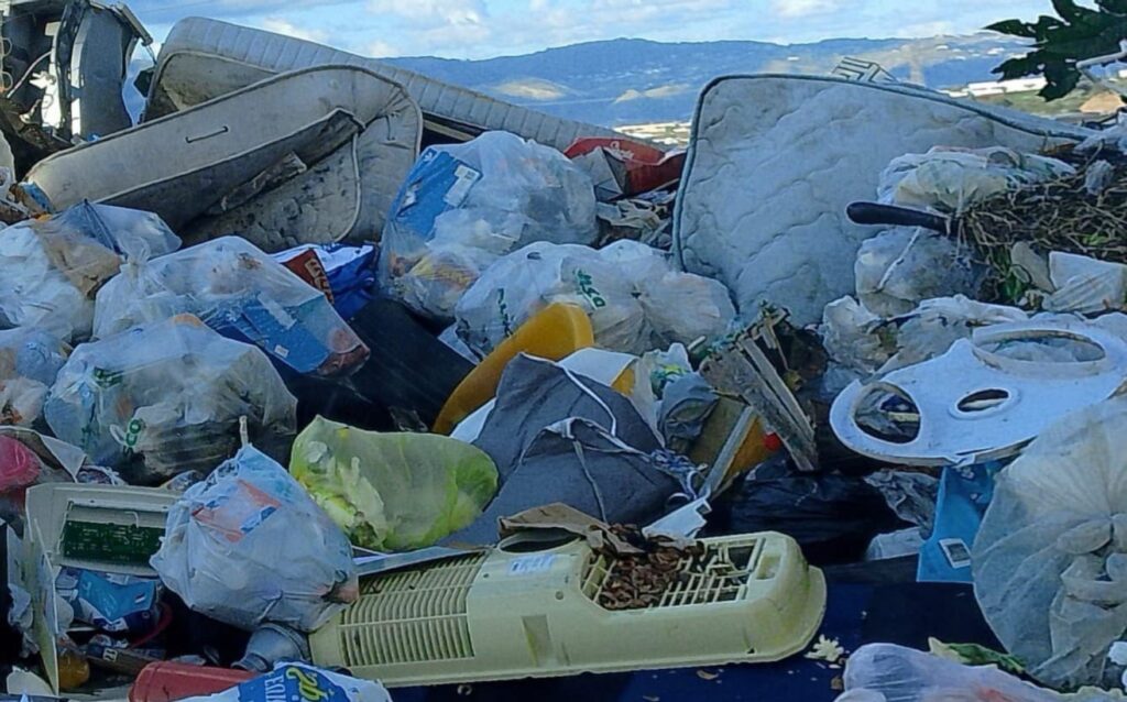 segnalazione rifiuti e degrado arghilla, modena coni e spiaggia sorgente