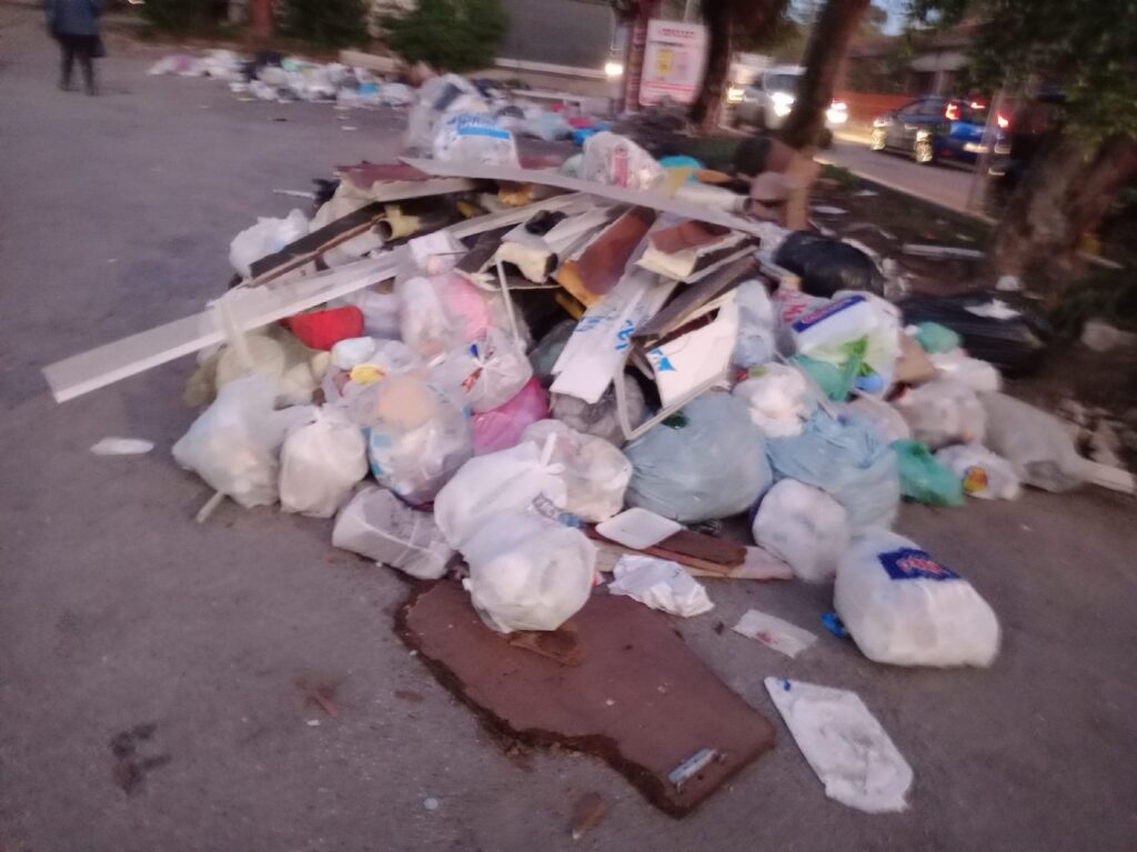 segnalazione rifiuti e degrado arghilla, modena coni e spiaggia sorgente