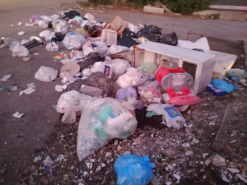 segnalazione rifiuti e degrado arghilla, modena coni e spiaggia sorgente