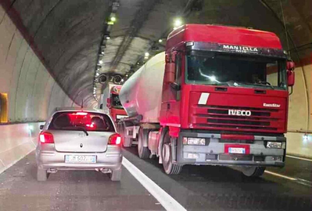 traffico galleria assalto portavalori