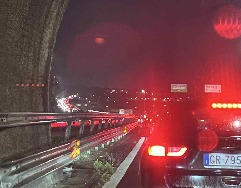 traffico in tilt raccordo autostradale