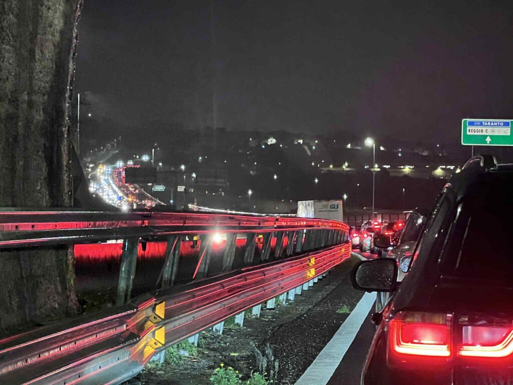 traffico in tilt raccordo autostradale